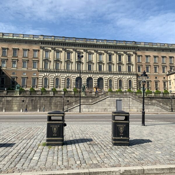 Stortorget papperskorg i klassisk stil från Järn i Offentlig Miljö