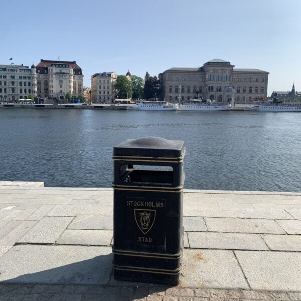 Stortorget papperskorg i klassisk stil vid Stockholms Slott