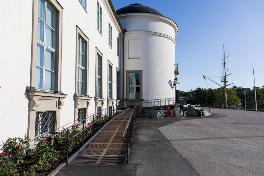 Sjöhistoriska museet med ramp från Järn i Offentlig Miljö